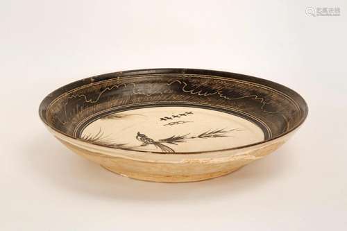 A CIZHOU KILN PORCELAIN DISH PAINTED WITH FLOWER AND