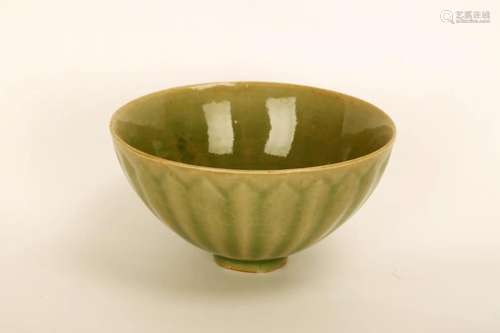 A LONGQUAN CELADON BOWL DESIGNED WITH LOTUS