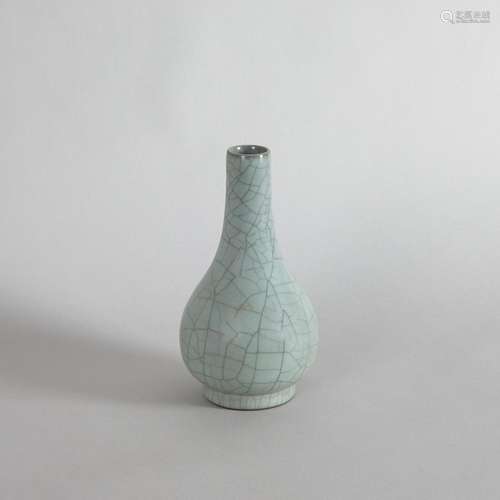 A Chinese Crackle-glazed Bottle Vase