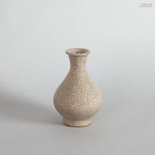 A Chinese Crackle-glazed Bottle Vase, Yuhuchunping