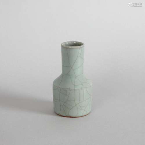 A Chinese Crackle-glazed Mallet Vase