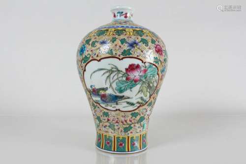 A Chinese Nature-sceen Detailed Porcelain Fortune Vase