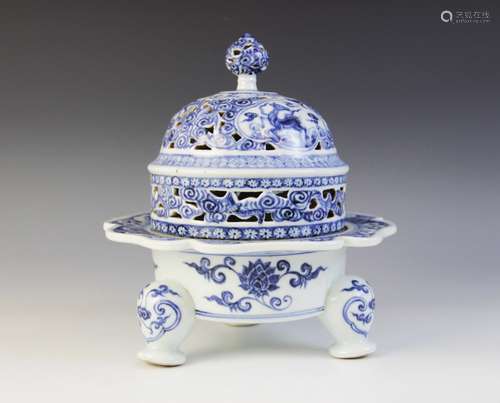 * A Chinese porcelain blue and white incense burner/pot pour...