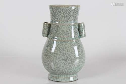 A Chinese Duo-handled Crack-glaze Porcelain Fortune