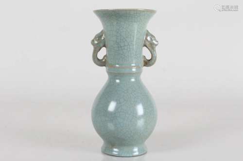 A Chinese Duo-handled Crack-glaze Porcelain Fortune