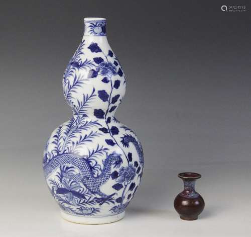 * A Chinese porcelain blue and white gourd vase, 19th centur...