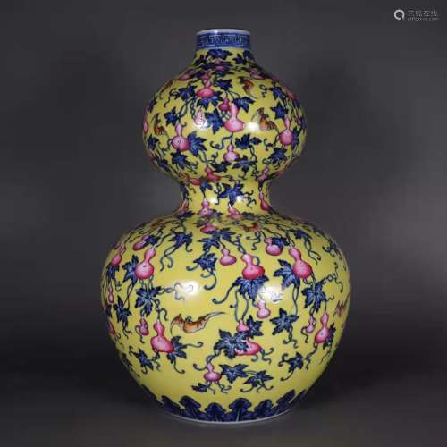 Qing Dynasty Qianlong Period Famille Rose Porcelain Gourd Bo...