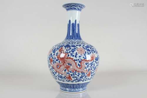 A Chinese Detailed Dragon-decorating Porcelain Fortune