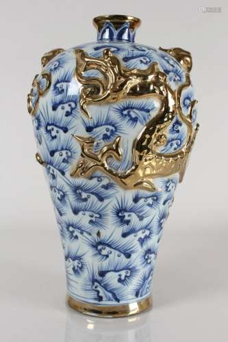 A Chinese Blue and White Dragon-decorating Plated