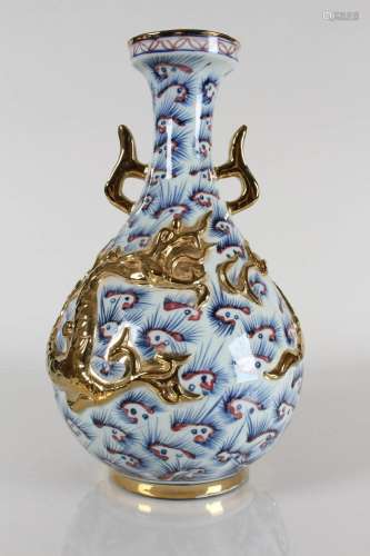 A Chinese Duo-handled Dragon-decorating Plated