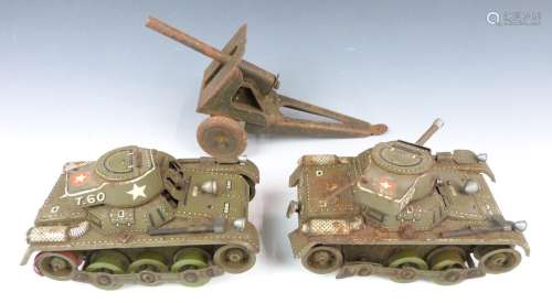 Two GAMA of Germany battery operated tinplate model tanks to...