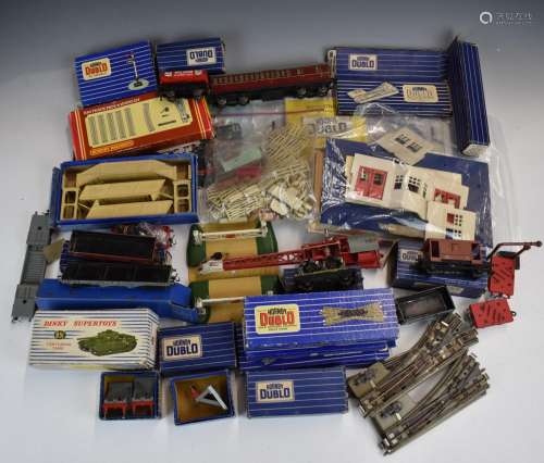 A collection of mainly Hornby Dublo 00 gauge model railway, ...