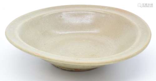 Chinese Ming dynasty celadon shallow bowl, diameter 19.5cm