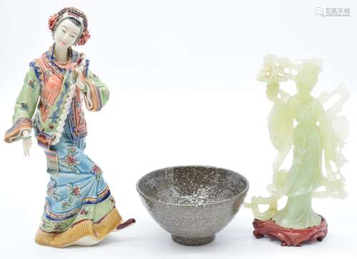 Chinese carved jade/jadeite or similar hardstone figurine, f...