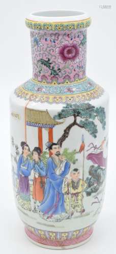 Chinese Republic style vase decorated with figures watching ...
