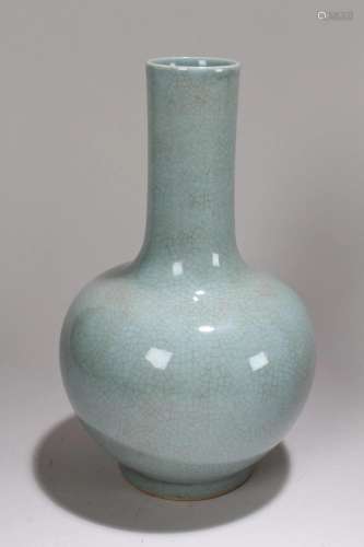 A Chinese Crack-glaze Fortune Porcelain Vase