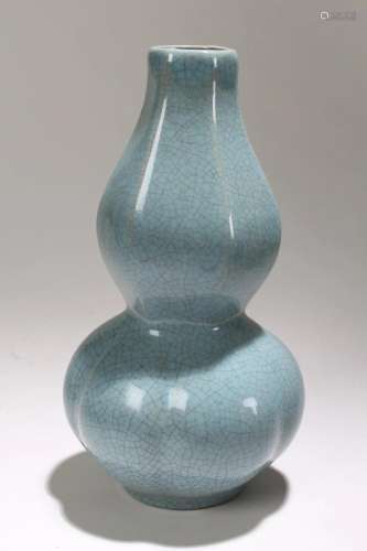 A Chinese Crackglaze Fortune Porcelain Vase