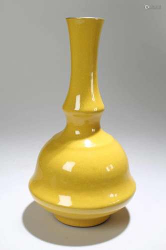 A Chinese Yellow-coding Porcelain Fortune Vase