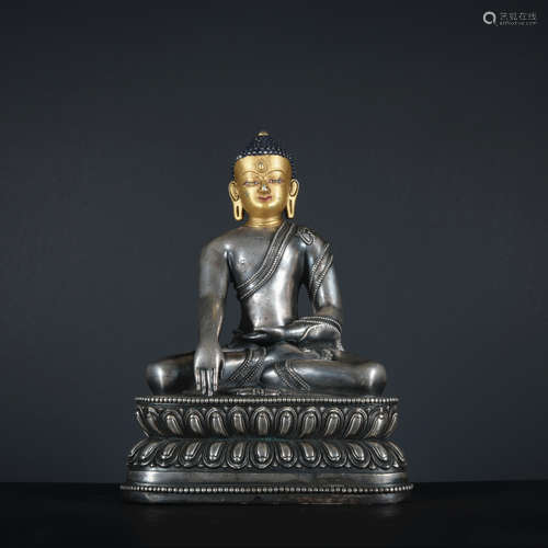 A silver statue of Sakyamumi