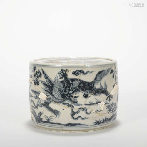 A blue and white 'dragon' jar