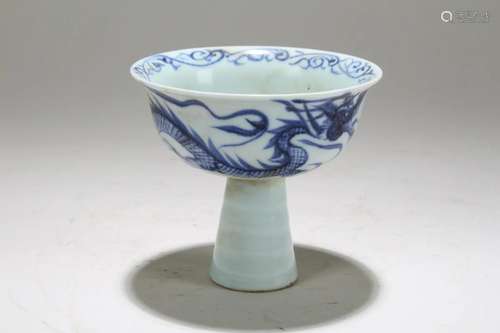 A Chinese Dragon-decorating Blue and White Fortune Cup