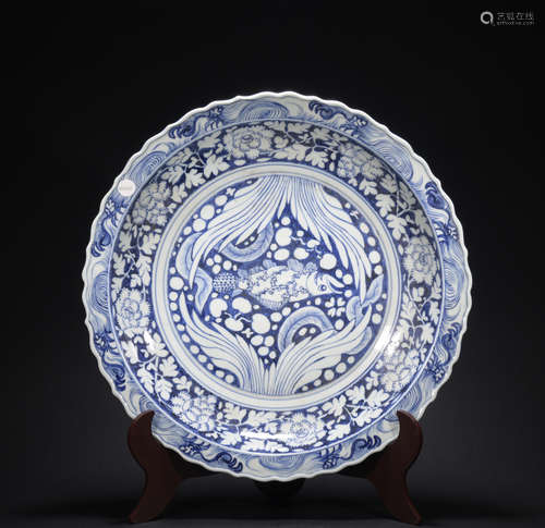 A blue and white 'fish' dish