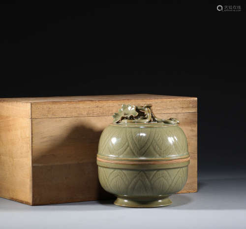 Celadon leaf pattern cover box in Song Dynasty