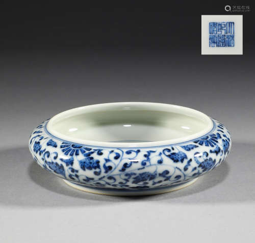 In the Qing Dynasty, blue and white intertwined brush washin...
