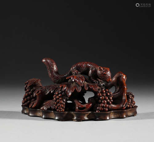 Bamboo carving squirrel grape pen holder in Qing Dynasty