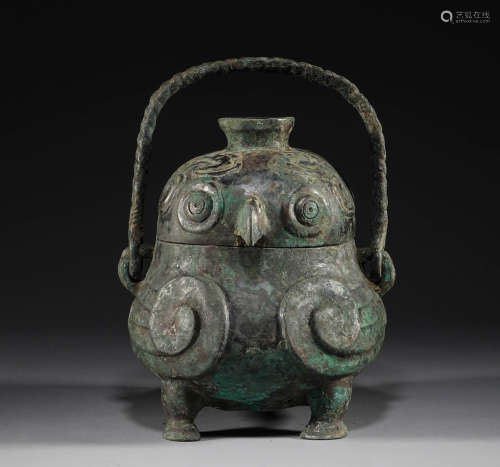 During the Shang and Zhou dynasties, bronze lifting beam pot...