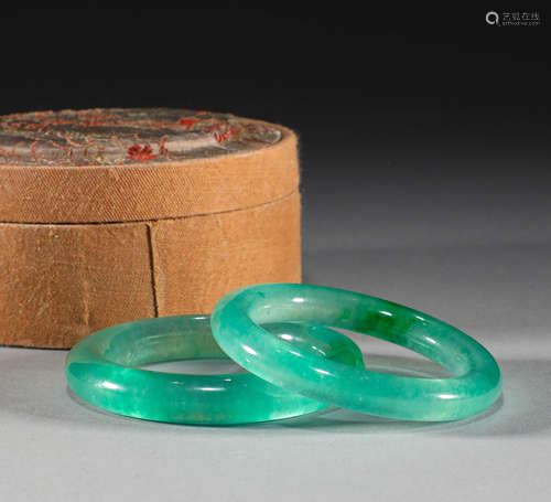 In the Qing Dynasty, there was a pair of jade bracelets