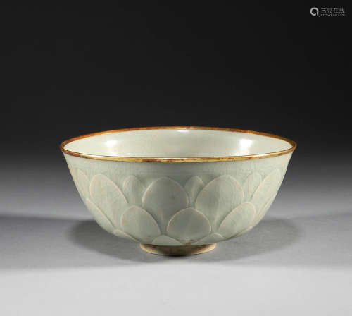 In the Song Dynasty, celadon flower petal pattern wrapped go...