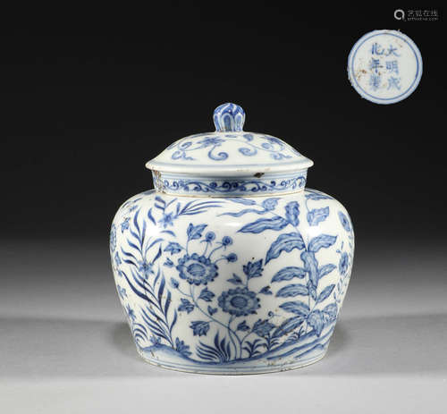 Ming Dynasty, blue and white flower pattern pot