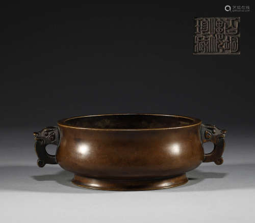 In the Qing Dynasty, the bronze double animal ear censer