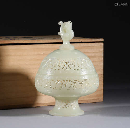 In the Qing Dynasty, Hotan jade carving smoked stove