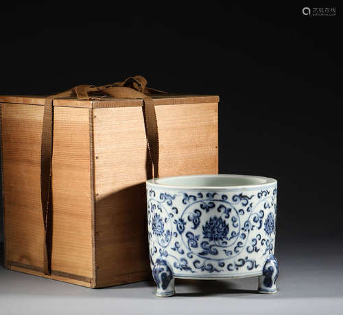 In the Ming Dynasty, blue and white tangled branches and thr...