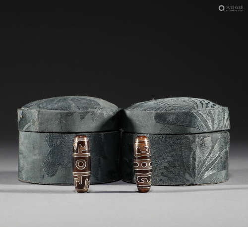 In the Tang Dynasty, there was a pair of silver inlaid beads