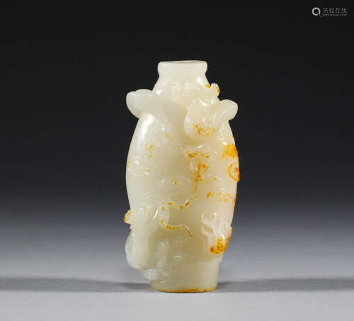 In the Qing Dynasty, Hotan jade plate dragon vase