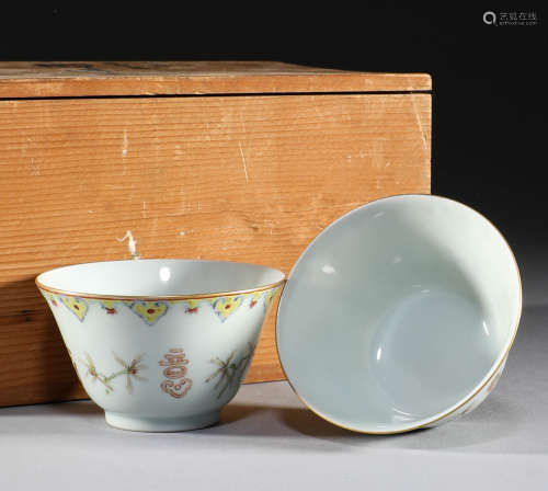 In the Qing Dynasty, there was a pair of pastel teacups