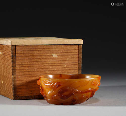 In Tang Dynasty, agate cup with dragon and phoenix pattern