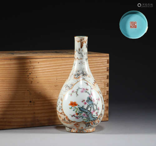 Qing Dynasty, pastel flower and bird bottle