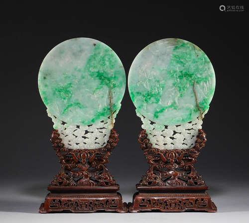 In the Qing Dynasty, a pair of jadeite bottles were inserted