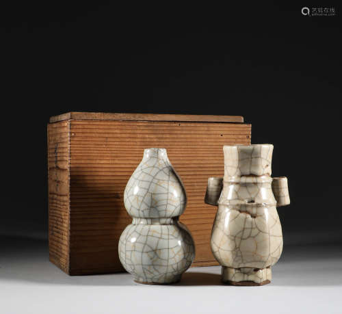 In the Song Dynasty, a pair of Ge Yao bottles