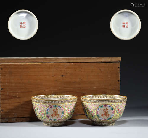 In the Qing Dynasty, there was a pair of gold painted tea bo...