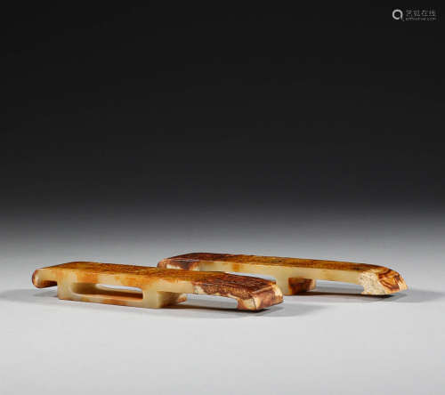 In the Han Dynasty, a pair of swordsmen with jade bone nail ...