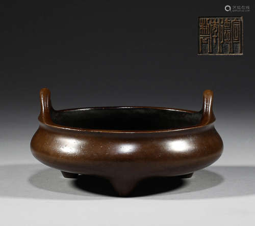 In the Ming Dynasty, the bronze two ear censer