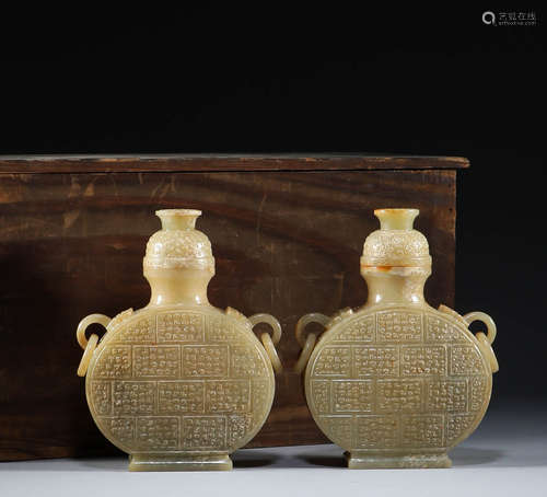 In the Han Dynasty, Hotan jade bone nail double ring bottles...