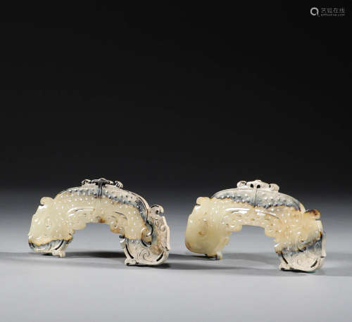 In the Han Dynasty, a pair of Hetian Yulong pattern pendants