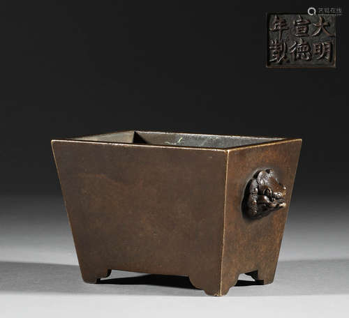 In the Ming Dynasty, the bronze double animal ear stove