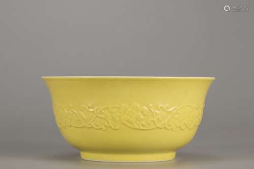 清雍正 黃釉雕刻花卉碗